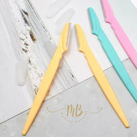 Lame découpeuse de dentelle frontale pour perruque de femme.